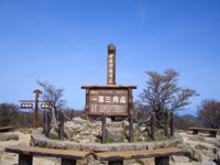 山頂は滋賀県と三重県の県境