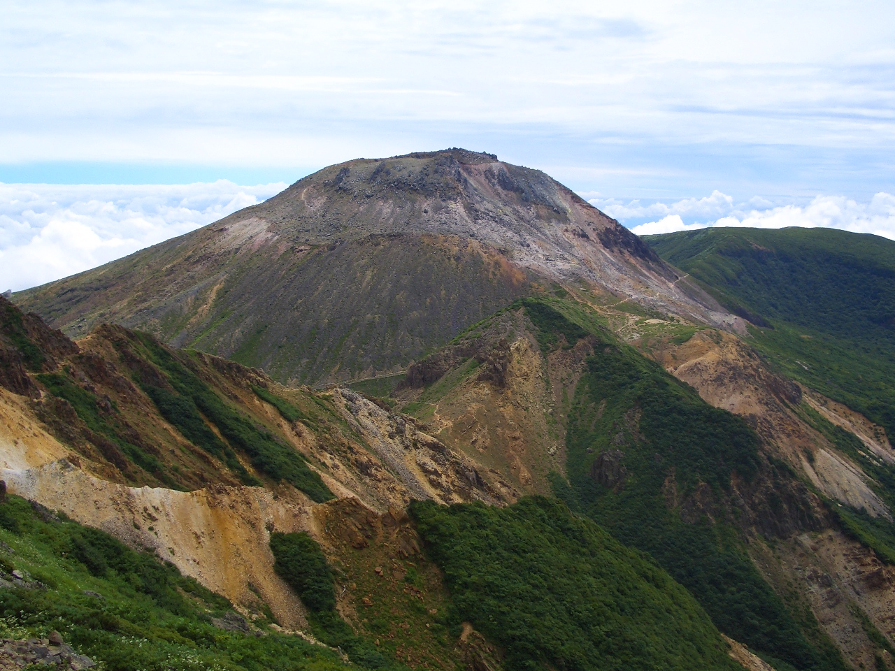 主峰である茶臼岳は活火山
